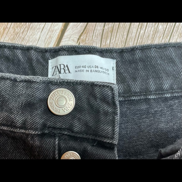 Zara Frayed High Rise Denim Shorts | size 8 - Picture 4 of 7